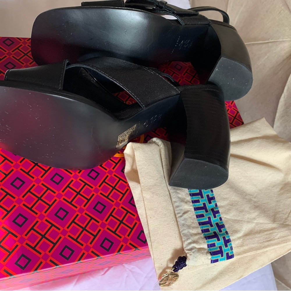 Tory Burch Banana Heel Crisscross sandal. - Picture 6 of 11